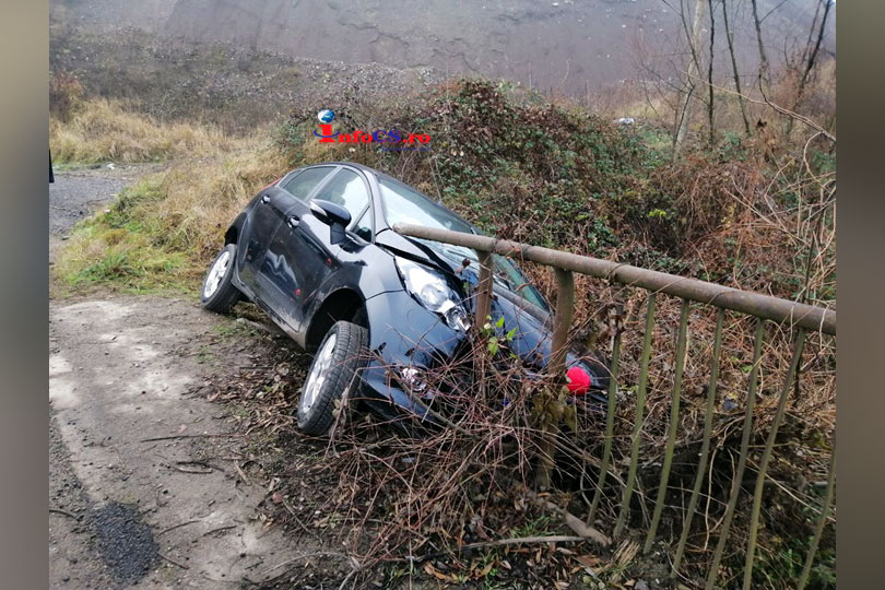 Accident pe Valea Țerovei – Un autoturism s-a înfipt in balustrada podului VIDEO