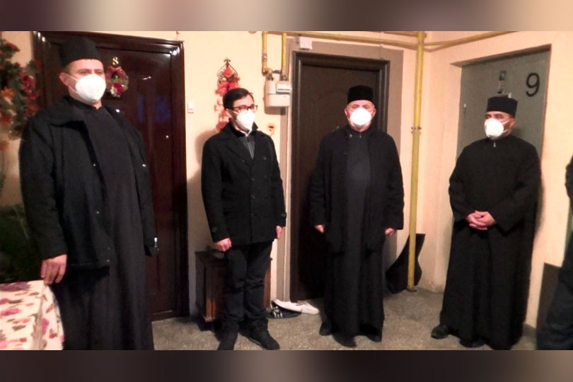 Și în acest an, pe timp de pandemie, un grup de preoți din Reșița a dus tradiția colindului mai departe VIDEO