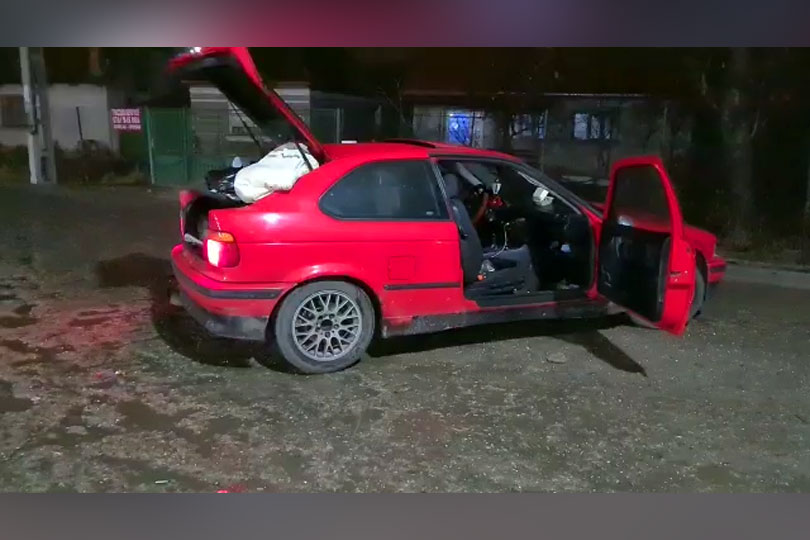 Șofer încătușat după ce a fost găsit cu „ceaiuri” ascunse în mașină VIDEO