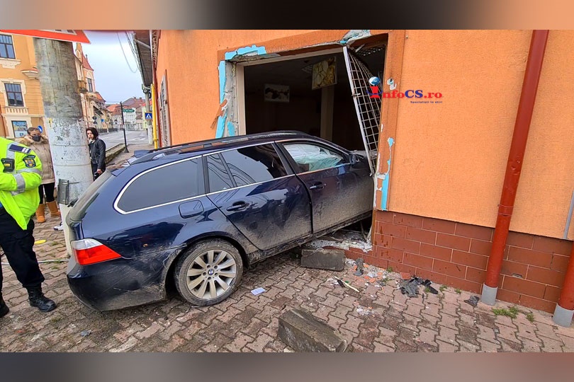O tânără de 24 de ani, a intrat cu mașina pe ușa unui magazin din Caransebeș VIDEO