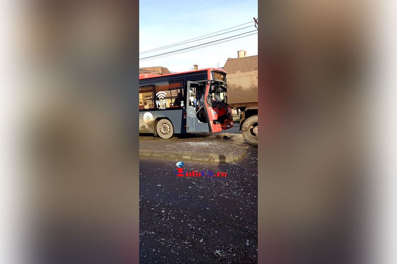 Un autobuz a lovit o basculanta in zona vămii Reșița VIDEO