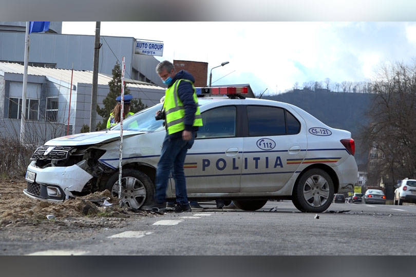 Mașina poliției din Reșița implicată într-un accident ușor pe Calea Caransebeșului VIDEO