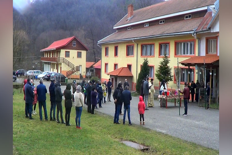 Apele au fost sfințite de Bobotează și la Mânăstirea Almăj-Putna VIDEO