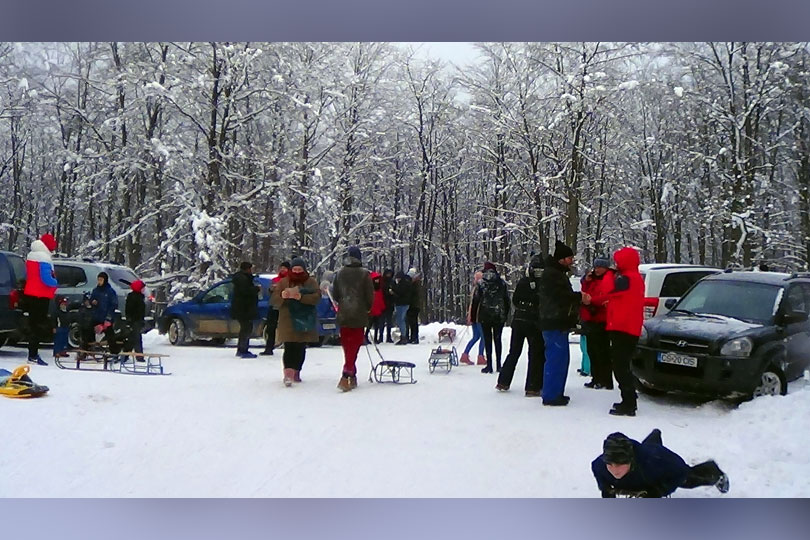 Iarna pe uliță – Distracție în plină iarnă la săniuș pe dealurile din jurul comunei Gârnic VIDEO
