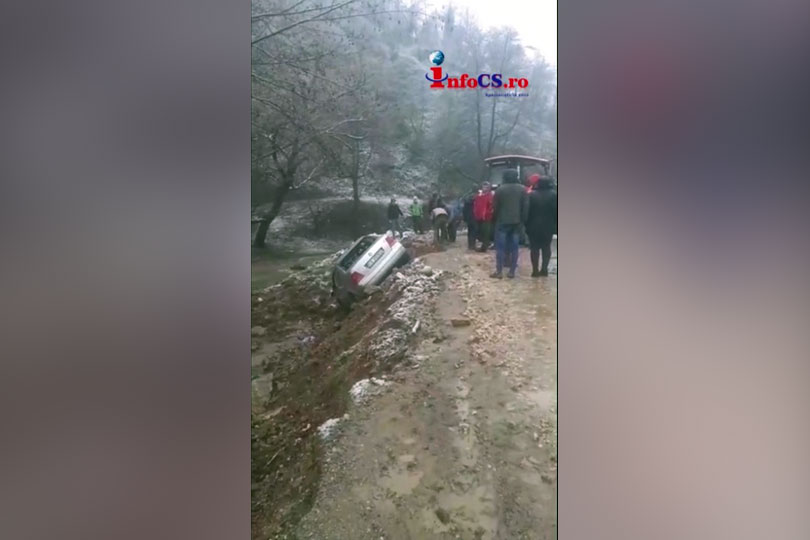 Surpare de teren cu tot cu mașină la Delinești VIDEO