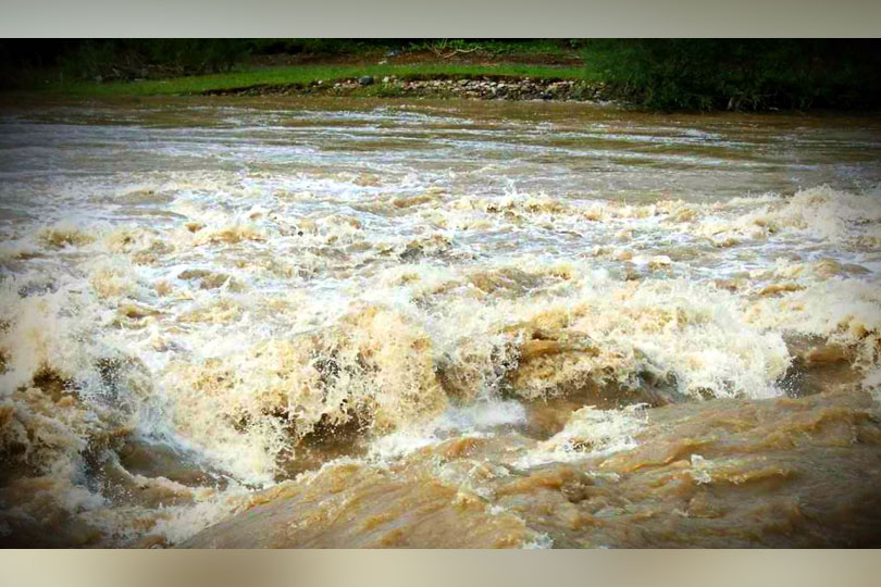 NEWS ALERT Râul Nera și-a dublat volumul – Apa a ieșit din albie în amonte de Zlatita VIDEO