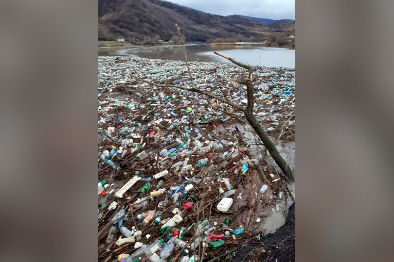 Râul Cerna va fi curățat de deșeurile aduse de viitura din ultimele zile
