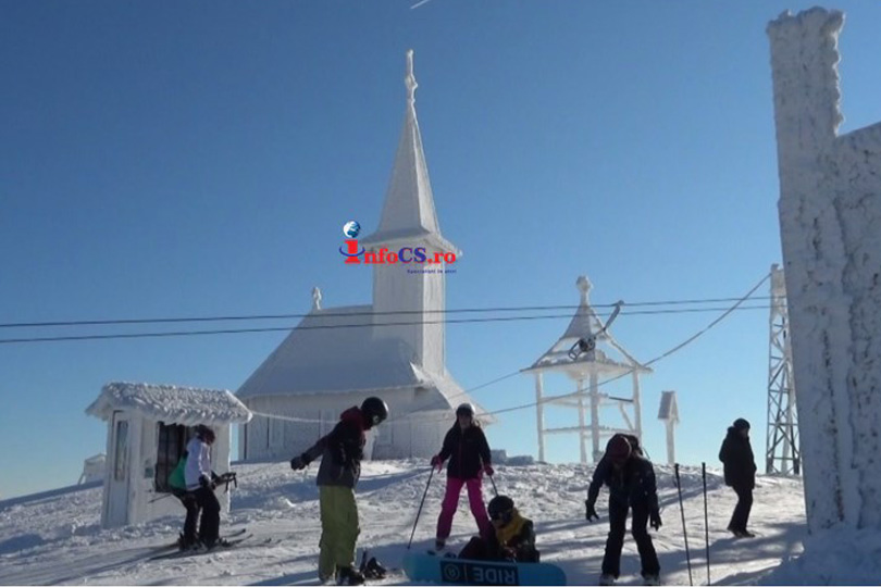 Zăpadă de 1 m pe Semenic, cu mulți turiști și poftă de distracție VIDEO