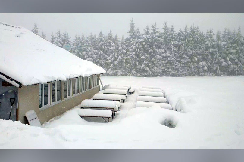 A venit prima zăpadă serioasă peste Munții Banatului – Pe Semenic zăpada are in jur de 30 de cm si ninge VIDEO