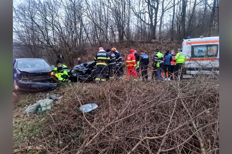 Grav accident de circulație cu un rănit grav și două autoturisme avariate pe drumul Resita – Lupac VIDEO