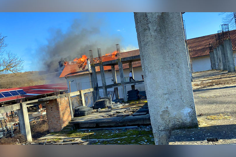 Incendiu la acoperișul unei pensiuni din Bozovici – O persoană a fost rănită VIDEO