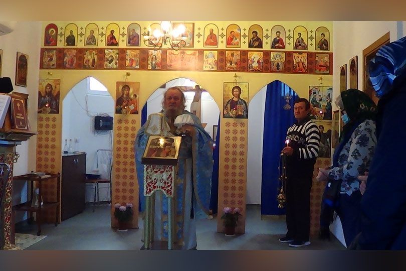 Credință ortodoxă la Schitul Sf. Mihail și Gavril din Coronini – Creștinii și preoții au marcat sărbătoarea Întâmpinării Domnului Iisus VIDEO