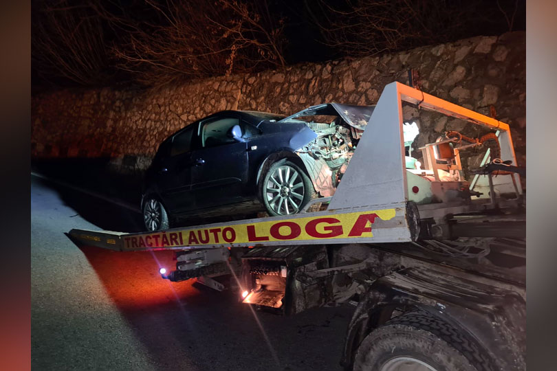 Accident cu final fericit pe DN58B – O șoferiță și-a pierdut și mașina și carnetul în aceiași zi VIDEO
