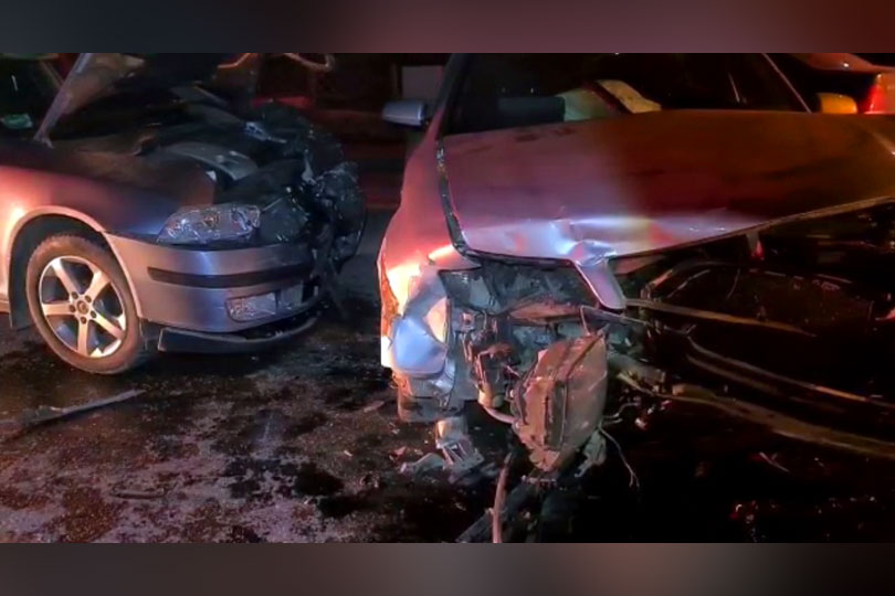 Accident grav la intrarea în Caransebeș pe DN6! Trei autoturisme avariate și două persoane la spital VIDEO