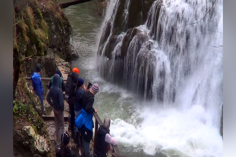 Apă din belşug și turiști la Cascadele Bigăr și Cârșa din Cheile Minișului VIDEO