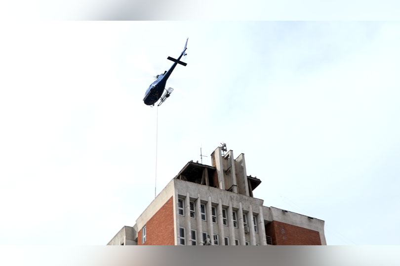 Materiale de constructii urcate cu elicopterul pe clădirea prefecturii la Resita VIDEO