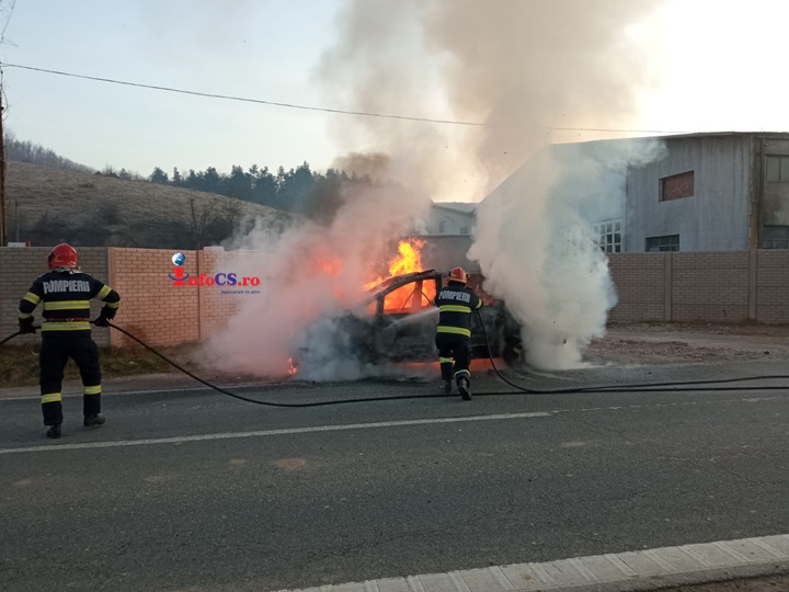 Autoturism in flăcări la Moniom pe DN58B – Patru persoane s-au autoevacuat VIDEO
