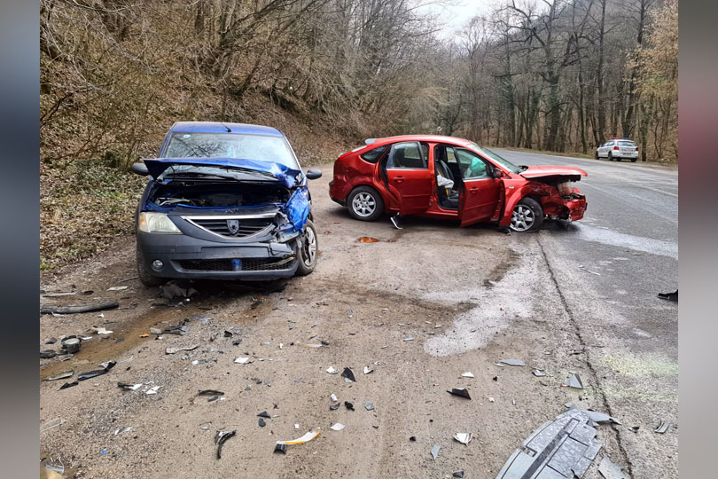 Un grav accident rutier cu doua mașini implicate s-a produs în zona Valea Domanului din Reșița VIDEO