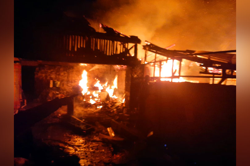 Trei case au luat foc una de la alta la Mehadia vineri seara VIDEO