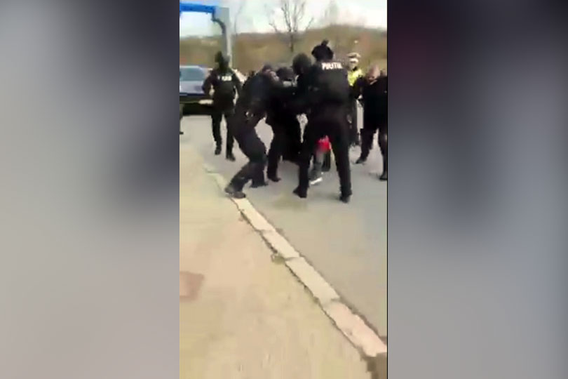 Suporter recalcitrant al echipei din Craiova, imobilizat de polițiștii reșițeni VIDEO