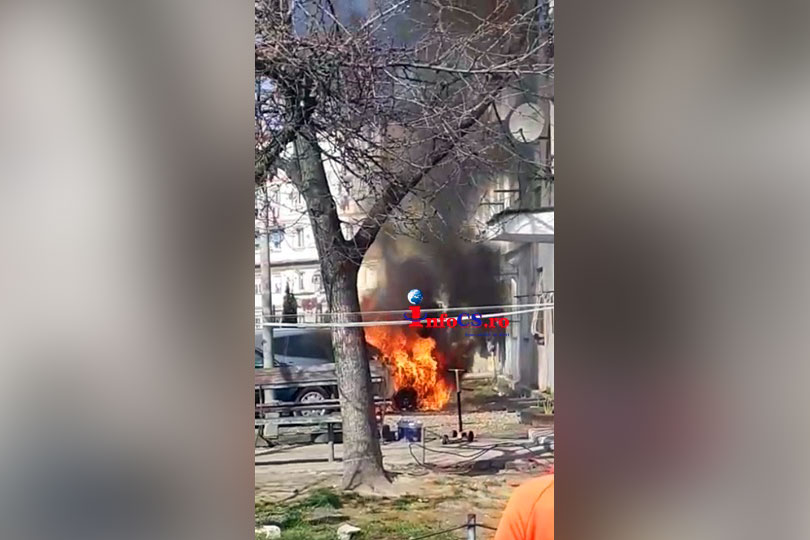 Un autoturism a ars ca o torță într-o parcare din Reșița pe Calea Țerovei VIDEO EXCLUSIV