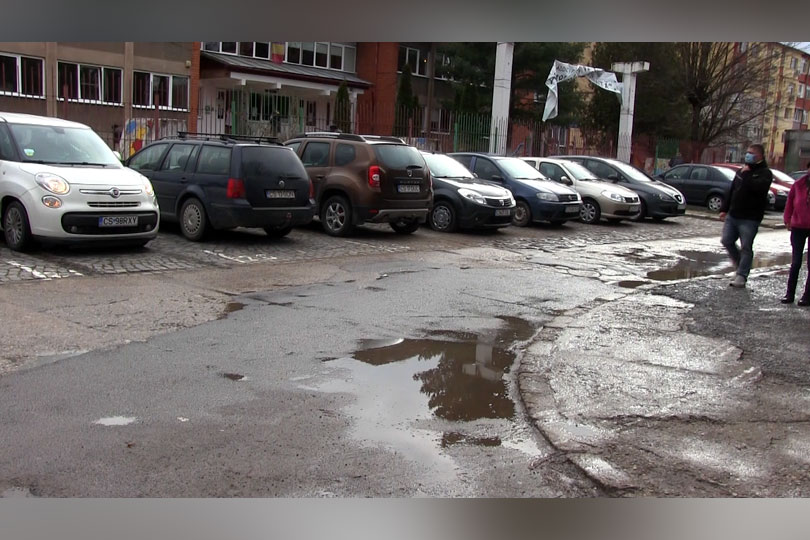 După data de 15 martie, 1.000 de locuri de parcare din Reșița vor funcționa în regim de parcări cu plată fără pază