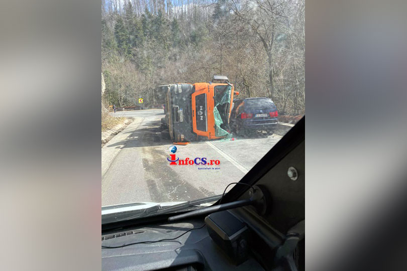 Grav accident de circulatie in Valea Minisului – Basculanta rasturnata pe carosabil