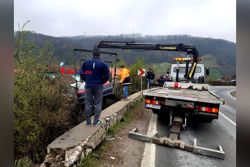 Val de accidente pe DN58B între Reșița şi Berzovia din cauza vitezei pe carosabilul ud VIDEO