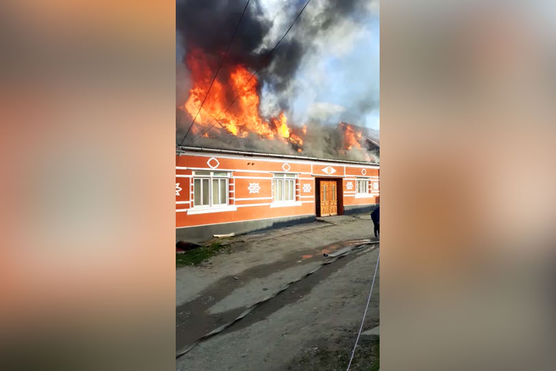 O casă a ars aproape în întregime la Sicheviţa – Pompierii de la SVSU nu sunt instruiţi EXCLUSIV VIDEO