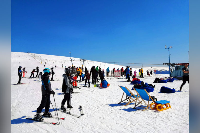 În plină primăvară, pe Muntele Mic, se schiază ca la Crăciun și probabil se va schia și de Paști VIDEO