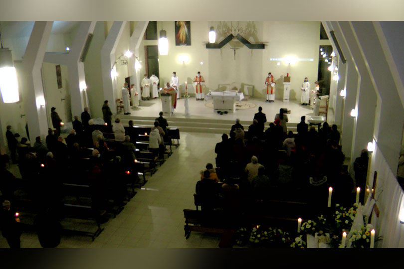 Frații noștrii romano-catolici au participat la ceremonialul de Paști la Biserica Sfânta Treime din Reșița VIDEO