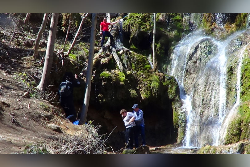 Știați de Cascada Moroilor din Munții Locvei? De cascada Modăvița ați auzit cu siguranță VIDEO
