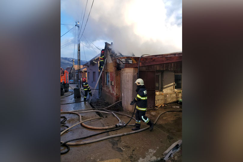 Incendiu la Teregova – O casă a ars astăzi din cauza unui coș de fum