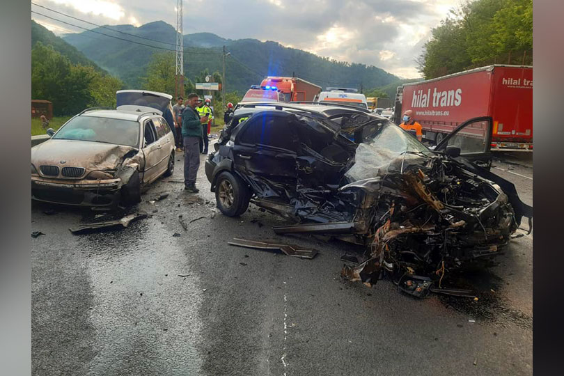 Accident carambol cu două autoturisme si un TIR și trafic blocat pe DN6 la Armeniș VIDEO EXCLUSIV