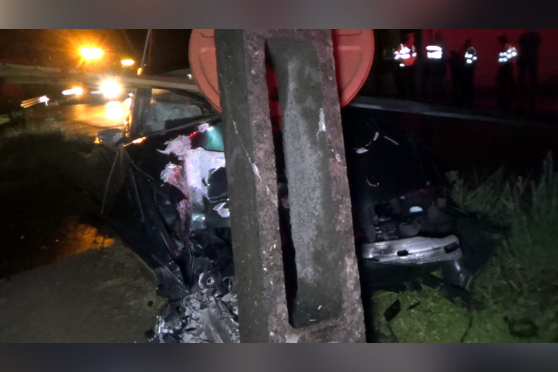 Accident cu BMW într-un stâlp și Câlnicul lăsat fără curent electric VIDEO EXCLUSIV