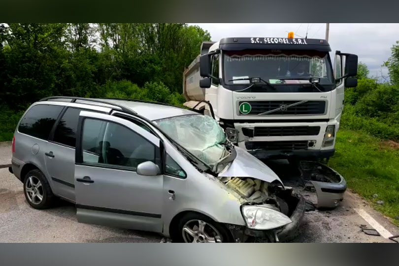 Accident cu 3 victime si un autoturism distrus la ieșirea din Reșița spre Lupac VIDEO