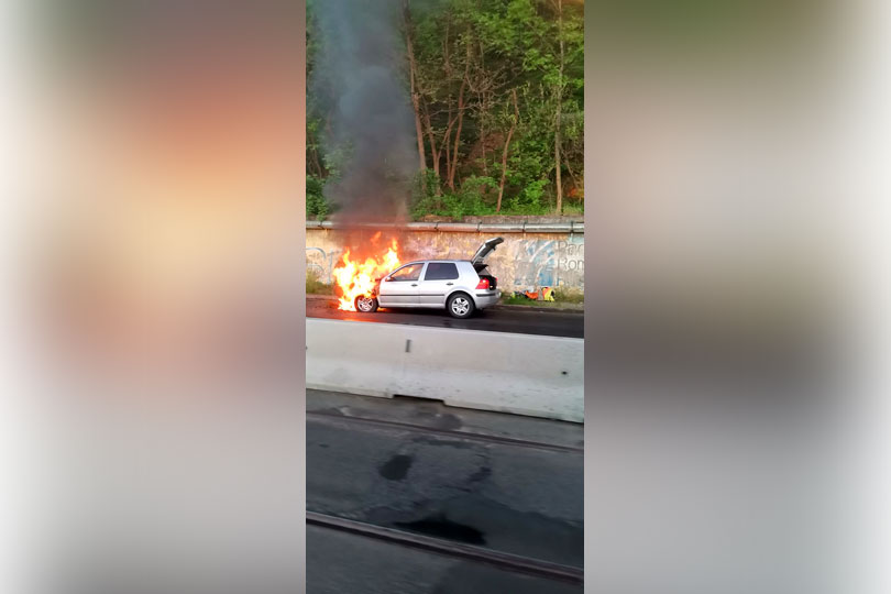 Un autoturism a luat foc in trafic la Reșița în zona Triaj VIDEO