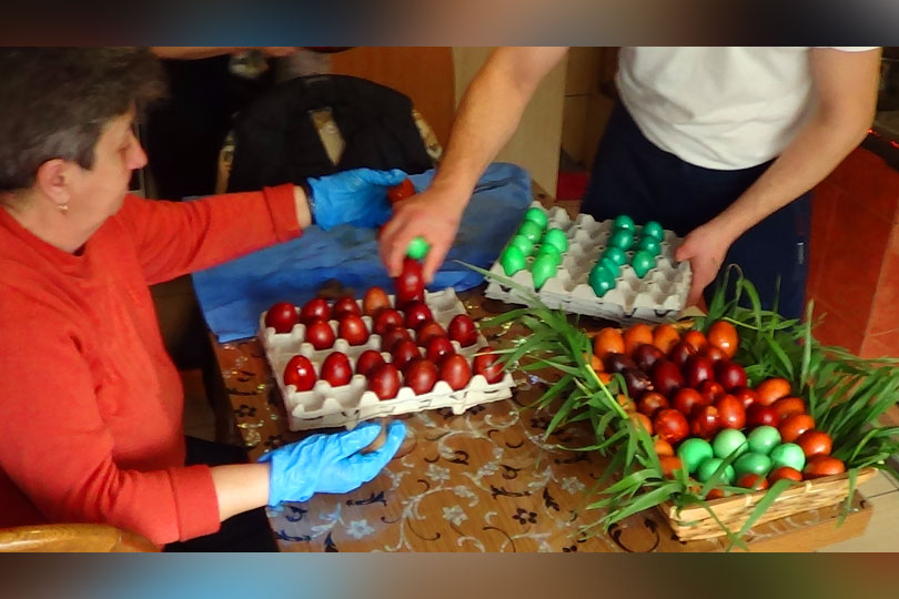 Vopsitul ouălor roșii la vinerea neagră – tradiții și secrete la Lăpușnicu Mare VIDEO