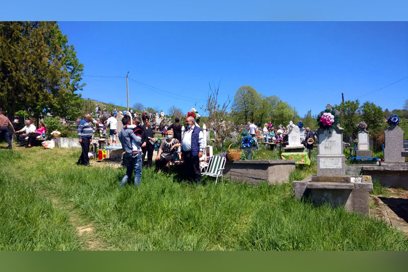 Obicei în ultima zi de Paşte în Târnova- tot satul a ieşit la cimitir VIDEO