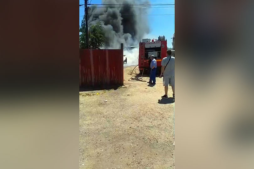Incendiu violent cu degajare mare de fum la un centru de recuperare tip REMAT din Bocșa, aflat lângă blocurile de locuințe  VIDEO
