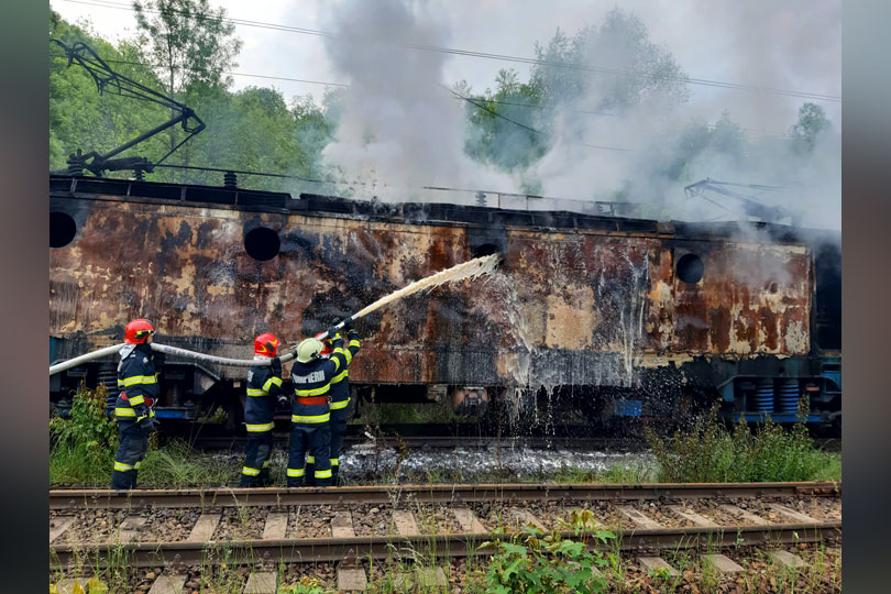 Locomotivă în flăcări la stația Poarta – Pompierii s-au luptat cu focul aproape 8 ore VIDEO