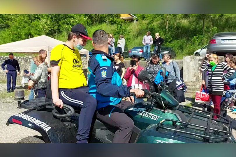 Jandarmii cărășeni au făcut ziua mai bună copiilor cu nevoi speciale de la Centrul Primăvara VIDEO