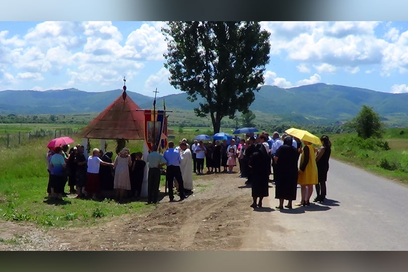 Rusalii in Banatul Montan: sfințirea holdelor la troiță și slujba Sfântului Trifon la Lăpușnicu Mare VIDEO