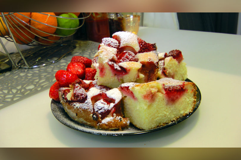 Prăjitură cu căpșuni sau alte fructe de sezon – Un aluat delicios din unt și Sana VIDEO