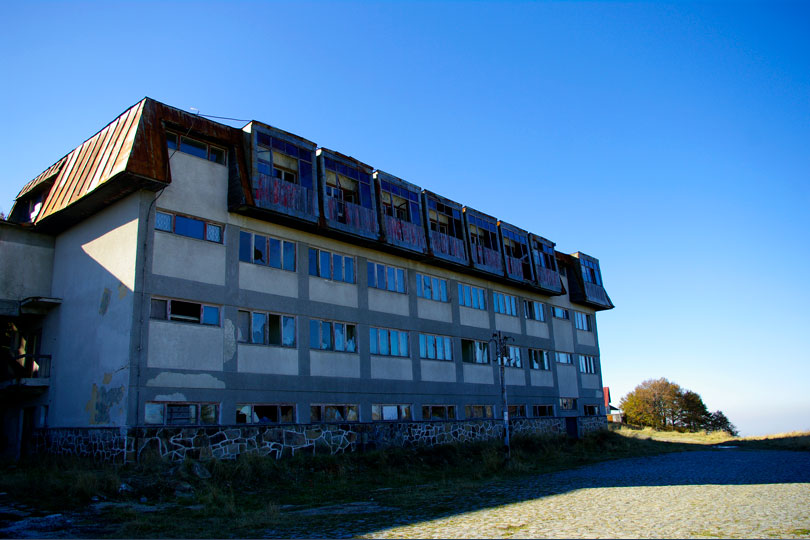 Hotelurile ruină de pe Semenic, cumpărate și reabilitate de Primăria Reșița? VIDEO