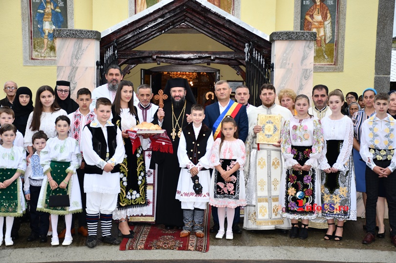 Biserica din Petroșnița renovată și cu ,,straie” noi, a fost  și resființită de Episcopul Lucian al Caransebeșului