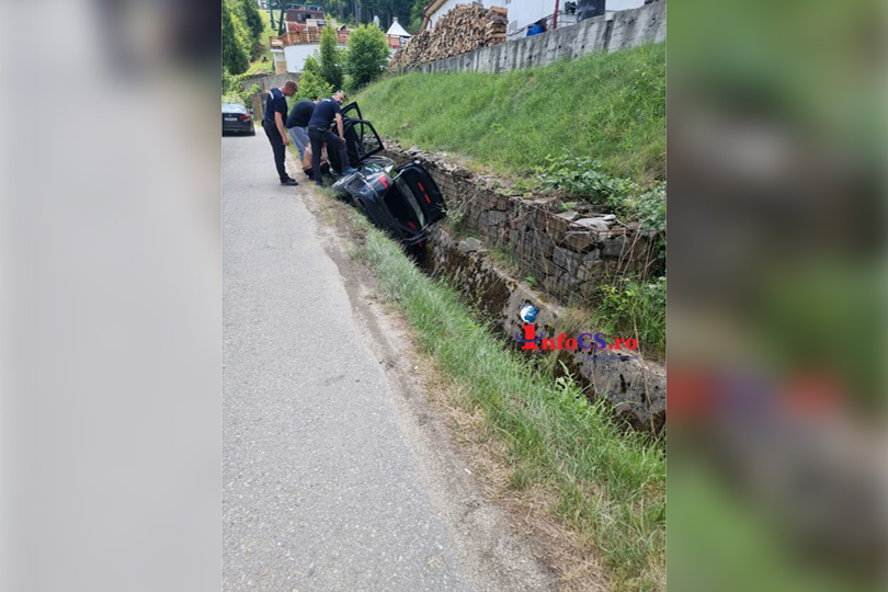 Accident cu un Audi A6 de vreo 20.000 de euro în satul turistic Văliug VIDEO