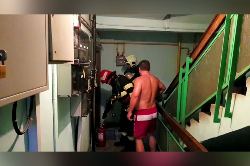 Incendiu de apartament pornit de la o lumânare la Reșița VIDEO