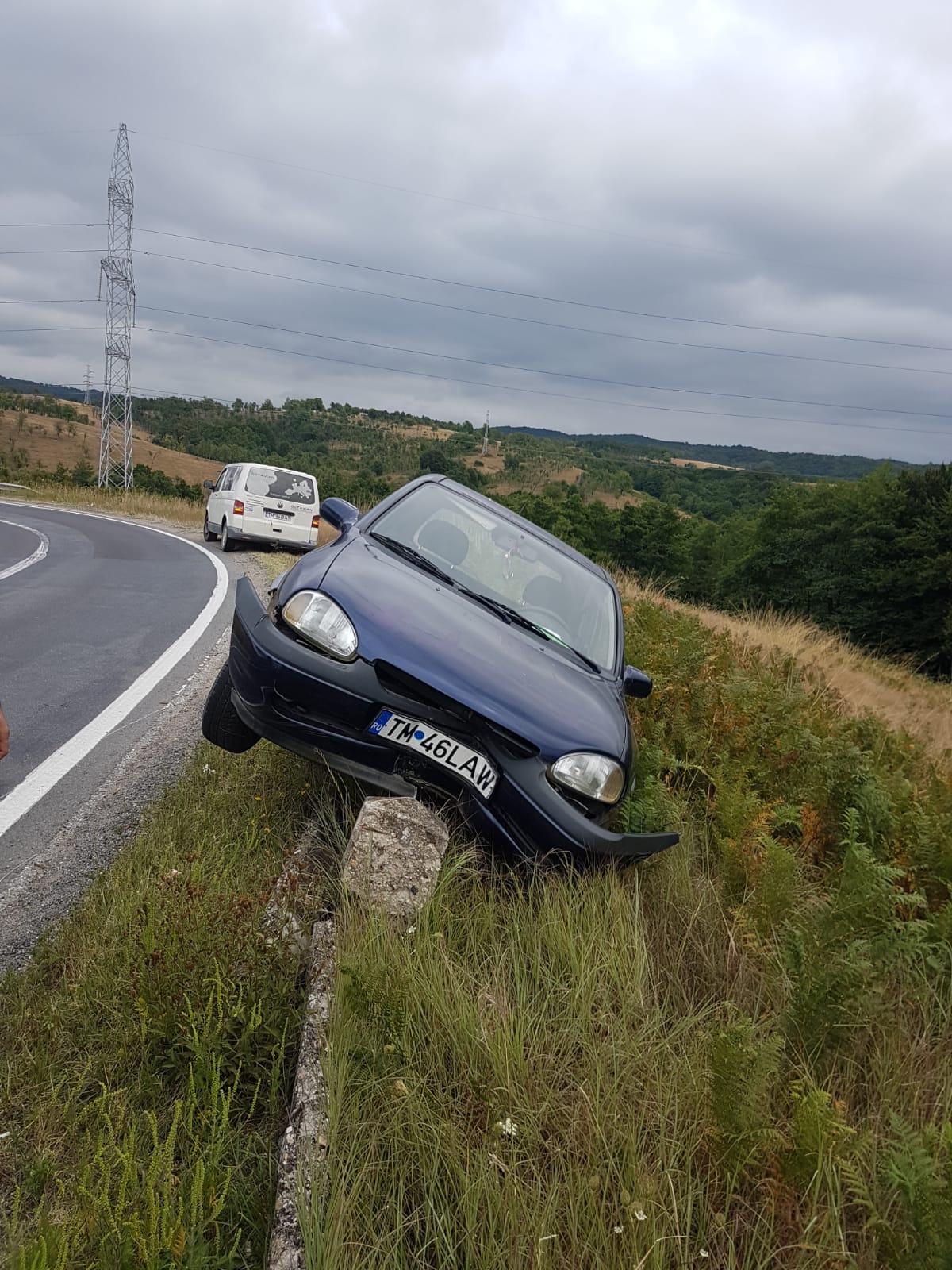 Accident in curbele de la Soceni – Așa se întâmplă când încurci pedala de frână cu cea de accelerație