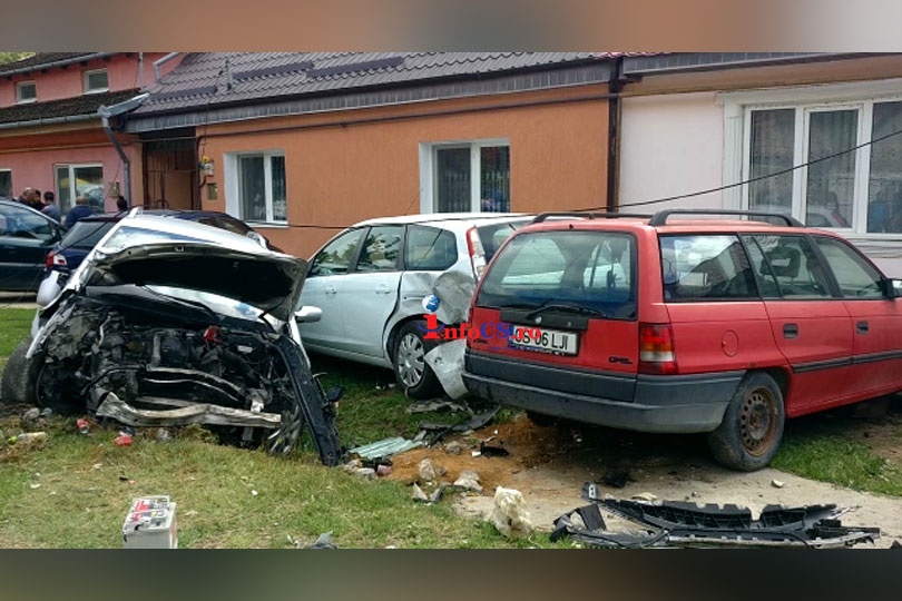 Accident carambol pe strada Măgura din Bocșa – 4 mașini făcute praf şi un stâlp de curent la pământ VIDEO EXCLUSIV